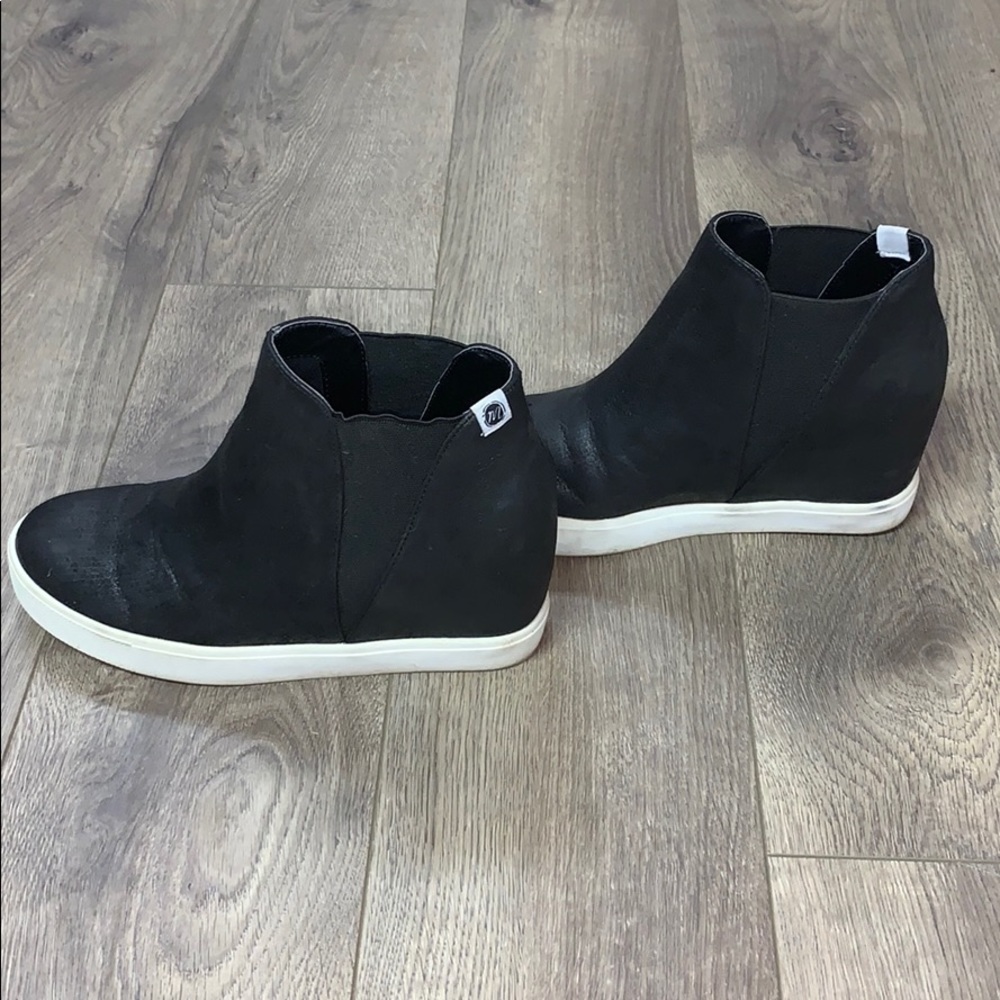 Shoes - Picture 2 of 4